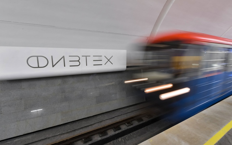 Человек упал на пути в метро Москвы