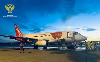 Самолет авиакомпании Red Wings задымился в аэропорту Екатеринбурга