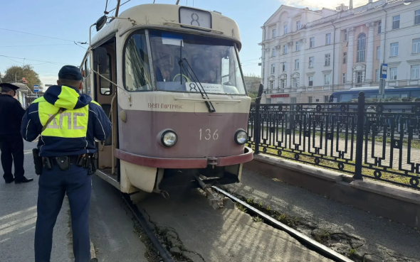 В Екатеринбурге 16-летняя девушка упала на пути перед трамваем
