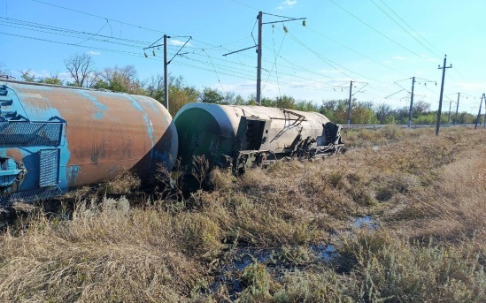 В Ростовской области ввели режим ЧС после схода 27 вагонов грузового поезда