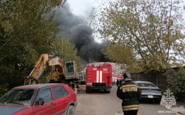Устанавливаются причины крупного пожара в промзоне в Щелково