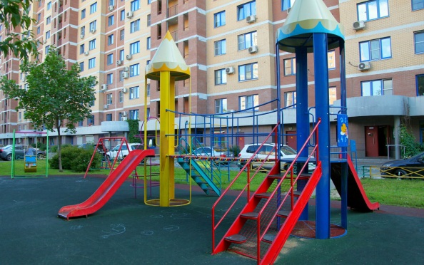 Опрос: более 60% родителей заявили о нехватке мест для досуга детей после уроков