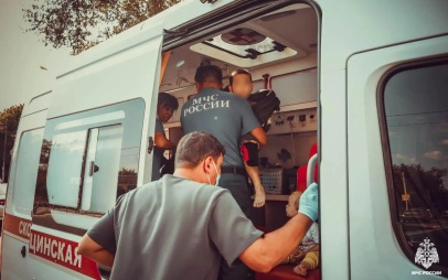Пожарные спасли из горящего дома в Астрахани троих детей и женщину