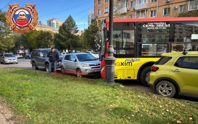 В Хабаровске автобус без водителя протаранил три автомобиля
