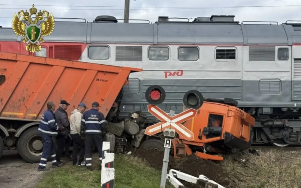 Водитель большегруза пострадал в ДТП с поездом в Псковской области