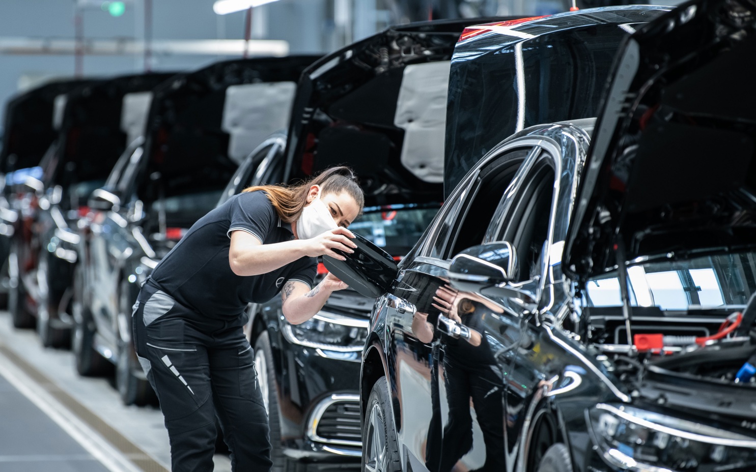 Беднеющий Mercedes хочет, чтобы сотрудники работали сверхурочно и бесплатно