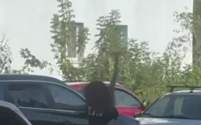 В Нижнем Новгороде девушка с кувалдой разгромила несколько машин