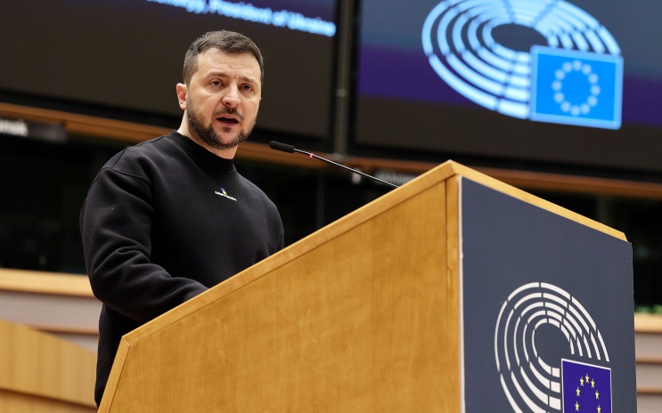 Украина исчезает на глазах, пока Запад аплодирует Зеленскому, заявила Мендель