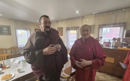 Стивен Сигал приехал в Бурятию и побывал в центре российского буддизма