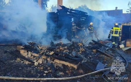 Два человека погибли при пожаре в частном доме в Ленобласти