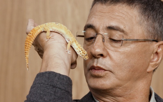 Мясников назвал факторы, влияющие на старение кожи