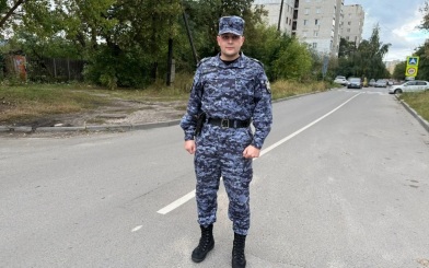 В Курске росгвардеец задержал мужчину, напавшего на женщину с секатором