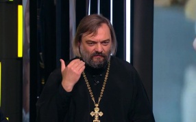 Бог поругаем не бывает: настоятель Введенского храма о крестопаде с госсимволики