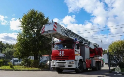 В Москве загорелся магазин на первом этаже высотки в Ясенево