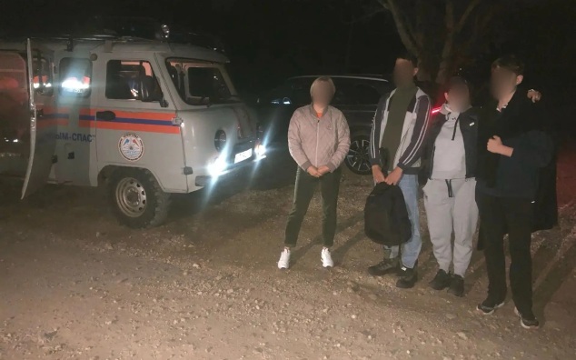 Крымские спасатели помогли заблудившимся в горах подросткам