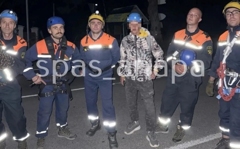 В Анапе застрявшего на отвесном склоне скалы туриста эвакуировали спасатели