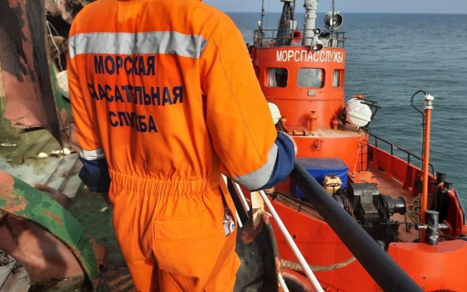 Спасатели снова попробуют взять на буксир "Триумф", горевший у берегов Камчатки