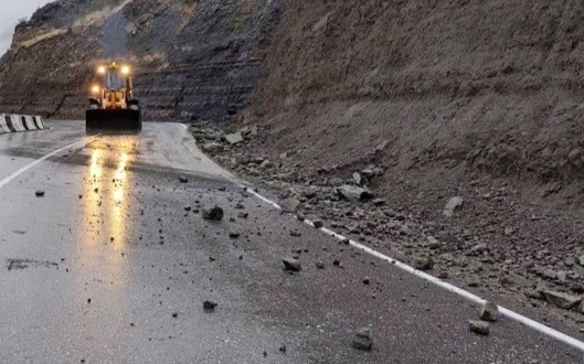 Камнепад отрезал село в Дагестане от автомобильной дороги