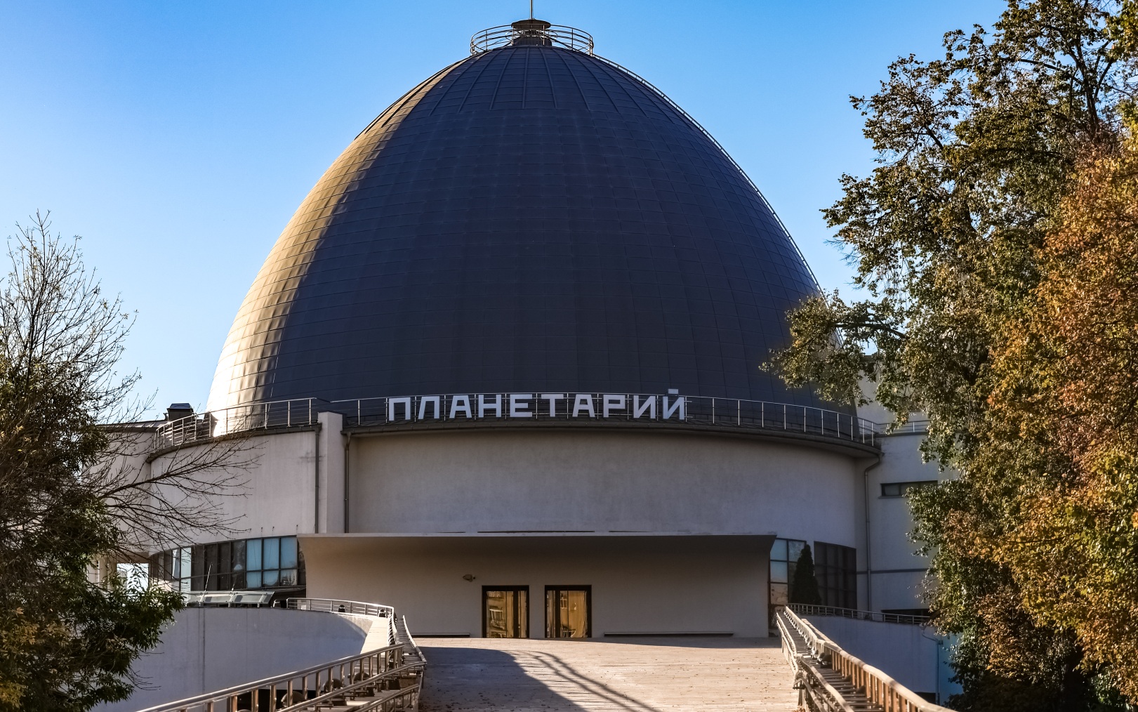 Памятную доску Юрию Лужкову установили в Московском планетарии