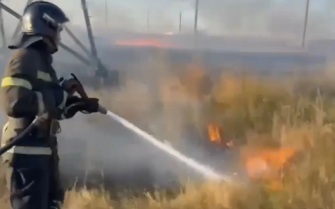 Горящая машина спровоцировала пожар на 3 га у больницы в Оренбургском районе