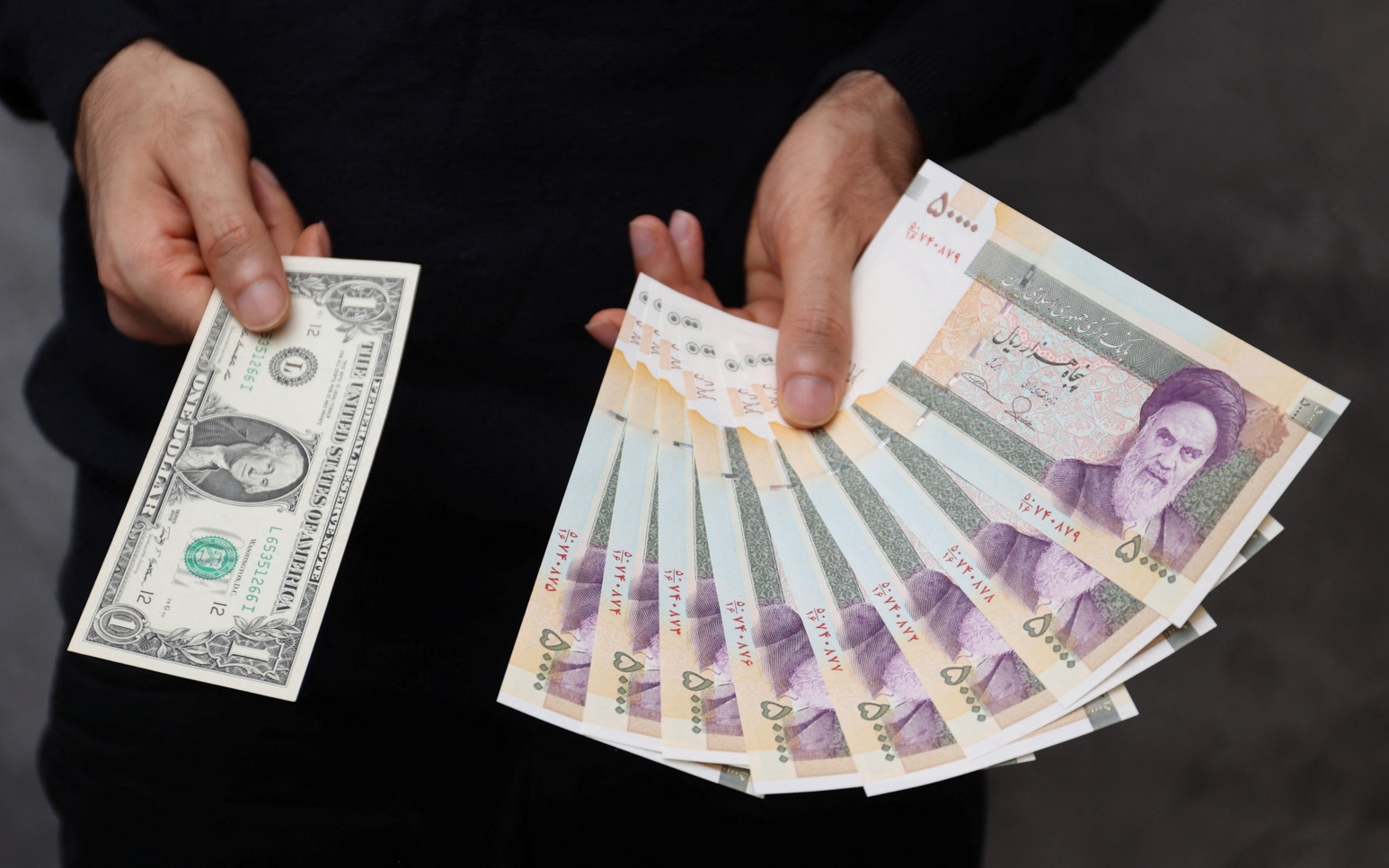 Доллар на свободном рынке Ирана подорожал до 2,53 млн риалов
