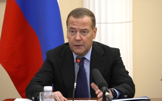Медведев поддержал идею внедрения системы слежения за мигрантами к 2030 году