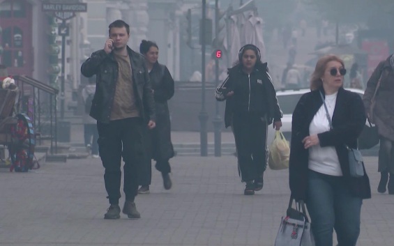 Туман с запахом гари в Омске сохраняется из-за безветренной погоды