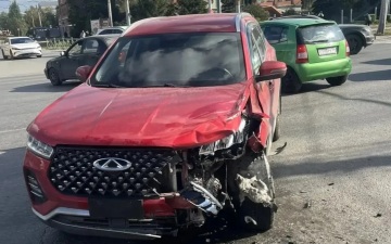 Омский мотоциклист на всей скорости врезался в автомобиль и погиб