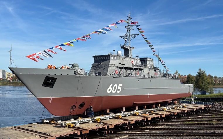 В Петербурге прошла церемония спуска на воду новейшего морского тральщика