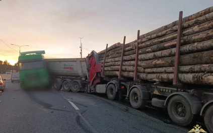Полиция Ленобласти уточнила число погибших и пострадавших в ДТП с грузовиками