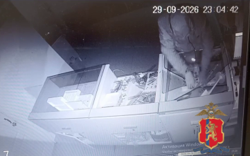 Нетрезвый мужчина руками проломил витрину и украл ювелирные изделия в Ачинске