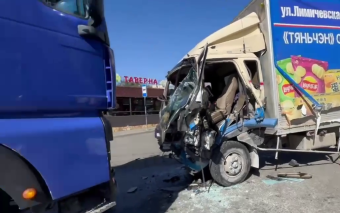 Во Владивостоке водитель фуры спас людей, подставив свою машину под грузовик