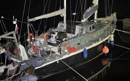 Частично затонувшую в Ленобласти яхту вытащили на поверхность