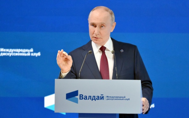 Путин: РФ не получает оружие из-за границы
