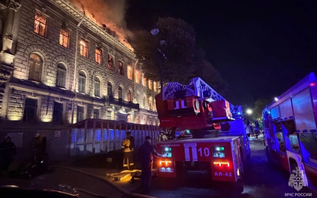 Огонь охватил соседнее с пылающим особняком здание в Петербурге