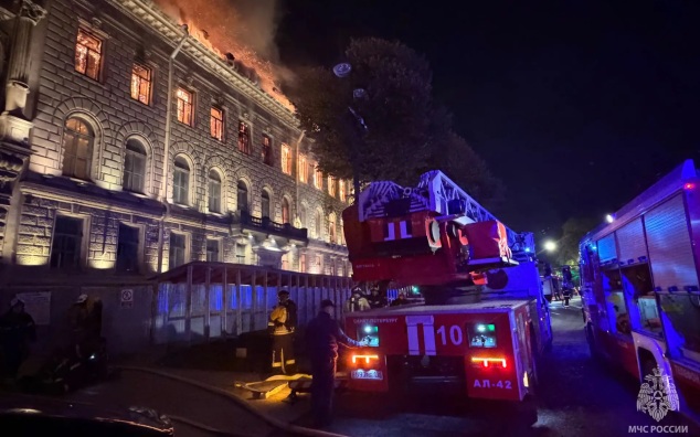 Жители дома рядом с горящим в Петербурге особняком Миллера эвакуированы