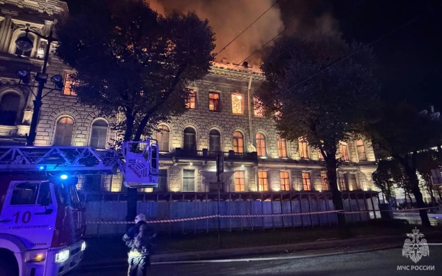 Горящий особняк Миллера в Санкт-Петербурге могут тушить всю ночь