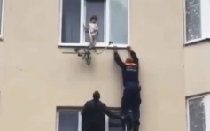 В Пятигорске спасли детей, которые чуть не выпали из окна многоквартирного дома