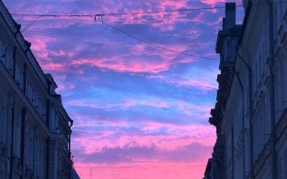 Огненно-розовый закат: небо над Москвой устроило шоу красок