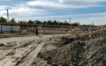 В Бийске при падении башенного крана из кабины выпрыгнул машинист, он пострадал