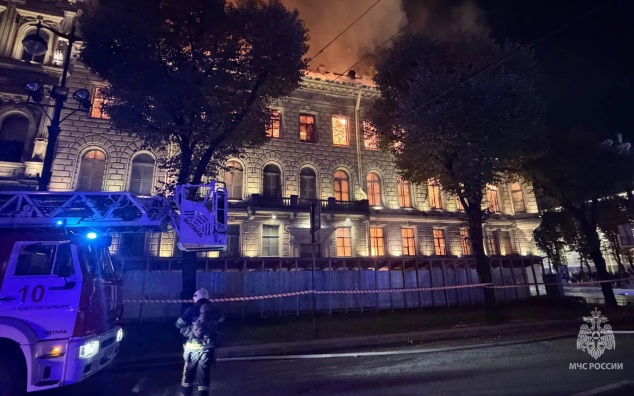 Спустя сутки ликвидирован пожар в особняке Миллера в Санкт-Петербурге