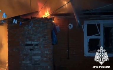В Астрахани загорелись два жилых дома, пожар локализован на 230 "квадратах"