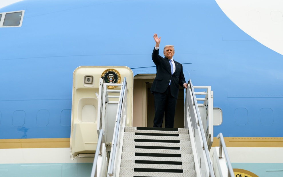 Вместо подарка от Катара: Трамп прилетел в Алабаму на старом самолете