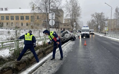 Водитель Mitsubishi погиб, съехав в ливневку на скользкой дороге на Урале