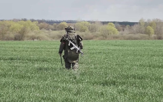 Были две гранаты, воспользовался ими: сапер-штурмовик Грей отбился от 5 боевиков