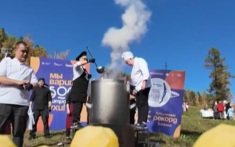 Почти 600 литров ухи сварили в Листвянке на юбилейном фестивале омуля