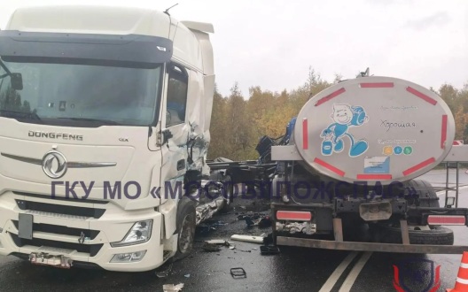 Два грузовика столкнулись в Электростали, водители не пострадали