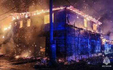 Пожар в автосервисе на Сахалине потушили сотрудники МЧС