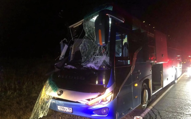 Один мужчина погиб, один пострадал при ДТП с автобусом в Новосибирской области