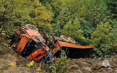 На Сахалине в ДТП перевернулся грузовик, водителя зажало в кабине